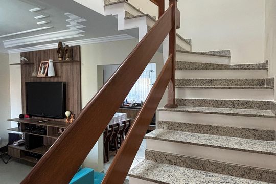 Escada de casa à venda com 3 quartos, 128m² em Santa Terezinha, Santo André