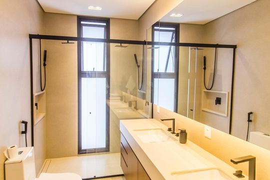 Banheiro da Suíte de casa de condomínio à venda com 4 quartos, 520m² em Residencial 18 do Forte, Santana de Parnaíba