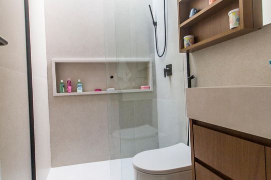 Banheiro da Suíte de casa de condomínio à venda com 4 quartos, 520m² em Residencial 18 do Forte, Santana de Parnaíba