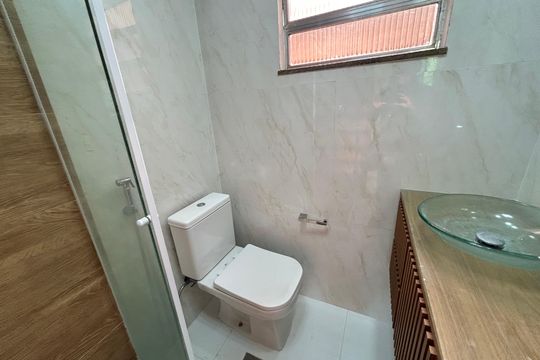 Banheiro de apartamento à venda com 3 quartos, 75m² em Vila Valqueire, Rio de Janeiro