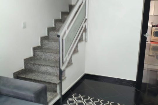 Sala de casa à venda com 2 quartos, 150m² em Jardim Caguassu, São Paulo