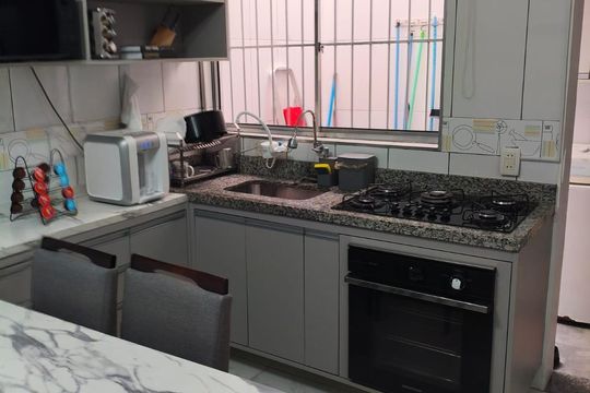 Cozinha de casa à venda com 2 quartos, 150m² em Jardim Caguassu, São Paulo