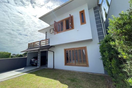Fachada de casa para alugar com 3 quartos, 197m² em Itaguaçu, Florianópolis