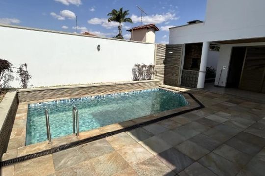 Casa para alugar com 5 quartos, 379m² em Fundinho, Uberlândia