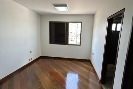 Casa para alugar com 5 quartos, 379m² em Fundinho, Uberlândia