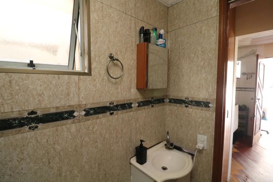 Banheiro de apartamento à venda com 2 quartos, 43m² em Jardim Santa Teresinha, São Paulo