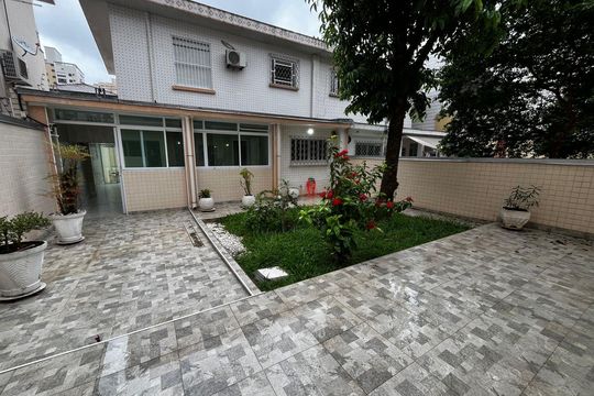 Casa para alugar com 3 quartos, 236m² em Embaré, Santos
