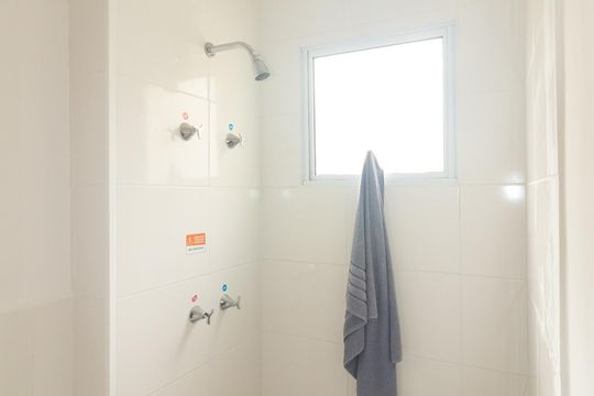 Banheiro de apartamento para alugar com 2 quartos, 43m² em Guaratiba, Rio de Janeiro