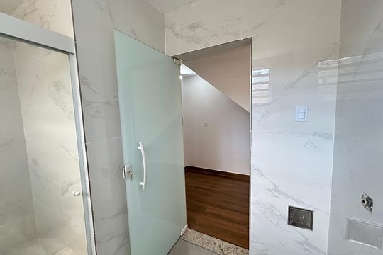Banheiro de casa para alugar com 2 quartos, 90m² em Vila Valqueire, Rio de Janeiro