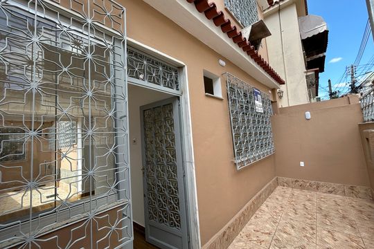 Fachada de casa para alugar com 2 quartos, 90m² em Vila Valqueire, Rio de Janeiro