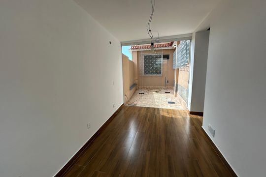 Sala de casa para alugar com 2 quartos, 90m² em Vila Valqueire, Rio de Janeiro