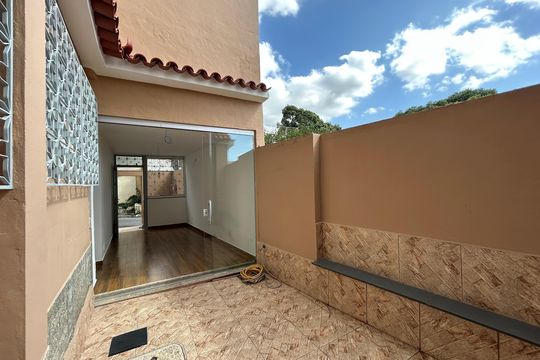 Quintal de casa para alugar com 2 quartos, 90m² em Vila Valqueire, Rio de Janeiro