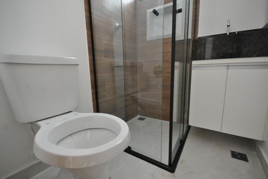 Banheiro social de apartamento para alugar com 2 quartos, 38m² em Vila Isolina Mazzei, São Paulo