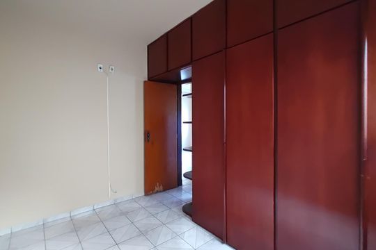 Quarto de apartamento para alugar com 2 quartos, 48m² em Segismundo Pereira, Uberlândia