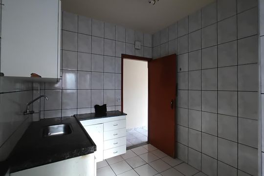 Cozinha de apartamento para alugar com 2 quartos, 48m² em Segismundo Pereira, Uberlândia