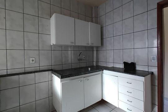 Cozinha de apartamento para alugar com 2 quartos, 48m² em Segismundo Pereira, Uberlândia