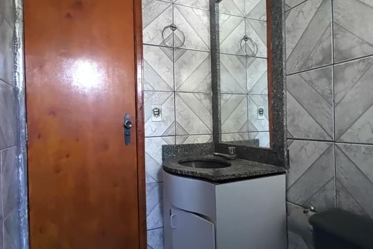 Banheiro de apartamento para alugar com 2 quartos, 48m² em Segismundo Pereira, Uberlândia
