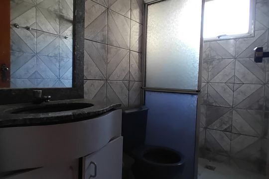 Banheiro de apartamento para alugar com 2 quartos, 48m² em Segismundo Pereira, Uberlândia