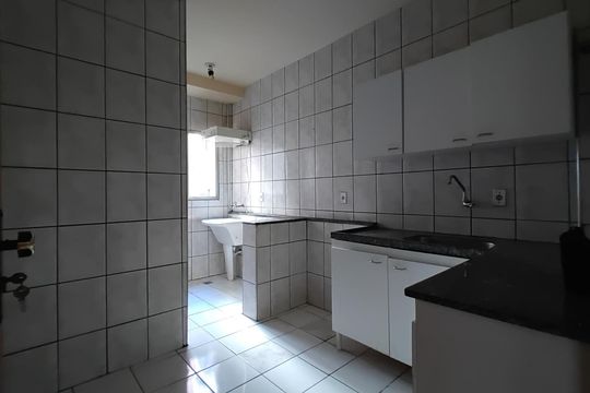 Cozinha de apartamento para alugar com 2 quartos, 48m² em Segismundo Pereira, Uberlândia