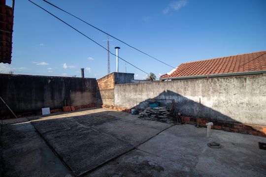 Quintal de casa à venda com 4 quartos, 130m² em Parque Santa Bárbara, Campinas