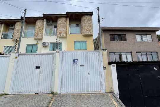 Fachada+Placa  de casa à venda com 3 quartos, 100m² em Vila Euthalia, São Paulo