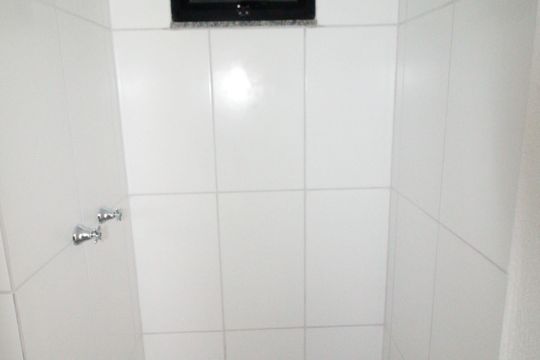 Banheiro de apartamento para alugar com 2 quartos, 41m² em Vila Kosmos, Rio de Janeiro