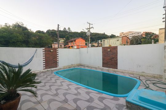 Piscina de casa à venda com 5 quartos, 220m² em Belém Velho, Porto Alegre