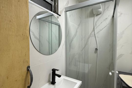 Banheiro social de kitnet/studio para alugar com 1 quarto, 27m² em Vila Buarque, São Paulo