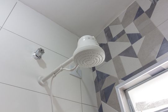 Banheiro de kitnet/studio para alugar com 1 quarto, 28m² em Jardim Paraiso, Guarulhos