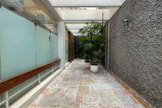 Entrada de apartamento à venda com 2 quartos, 80m² em Jardim Paulista, São Paulo