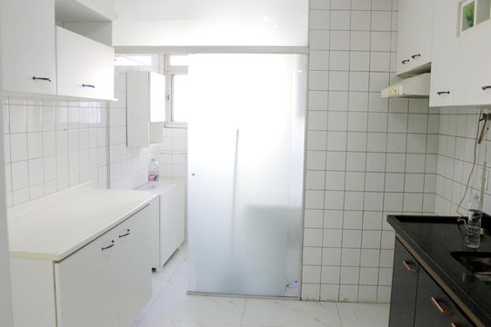 Cozinha  de apartamento à venda com 2 quartos, 55m² em Vila das Bandeiras, Guarulhos