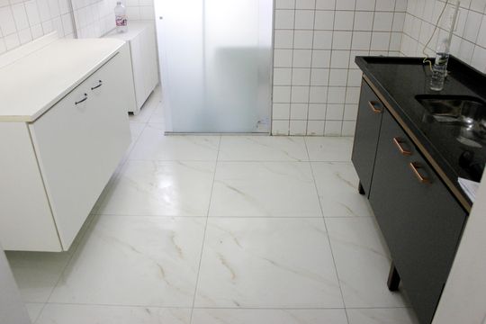 Cozinha  de apartamento à venda com 2 quartos, 55m² em Vila das Bandeiras, Guarulhos