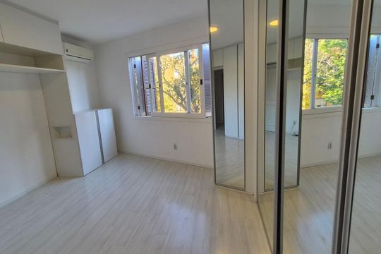 Quarto de apartamento à venda com 3 quartos, 228m² em Passo d’Areia, Porto Alegre