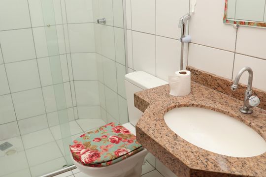 Banheiro de apartamento à venda com 1 quarto, 37m² em Setor Negrão de Lima, Goiânia
