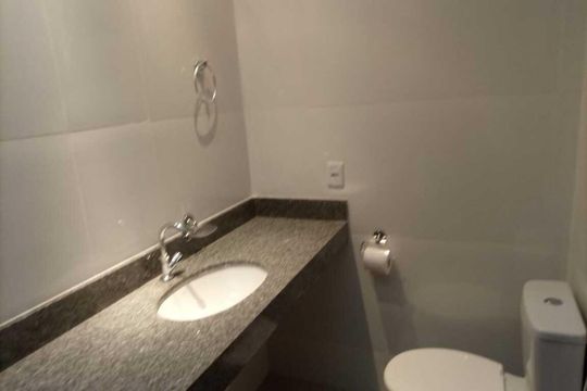 Banheiro de casa de condomínio para alugar com 2 quartos, 40m² em Jardim Imperial, Aparecida de Goiânia