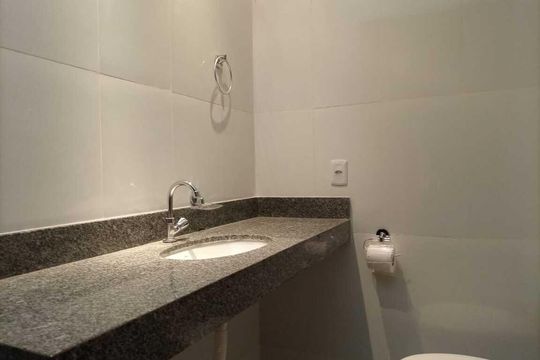 Banheiro de casa de condomínio para alugar com 2 quartos, 40m² em Jardim Imperial, Aparecida de Goiânia