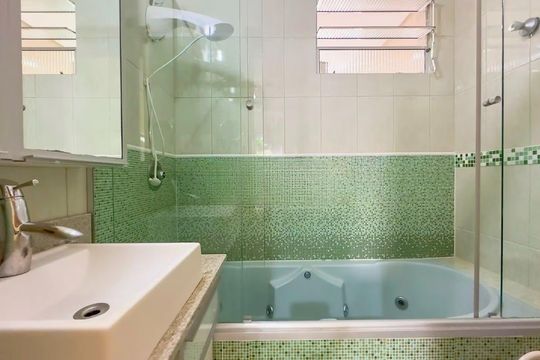 Banheiro 1 de casa para alugar com 3 quartos, 300m² em Azenha, Porto Alegre