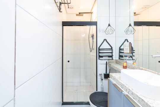 Banheiro de kitnet/studio para alugar com 1 quarto, 33m² em Santo Cristo, Rio de Janeiro