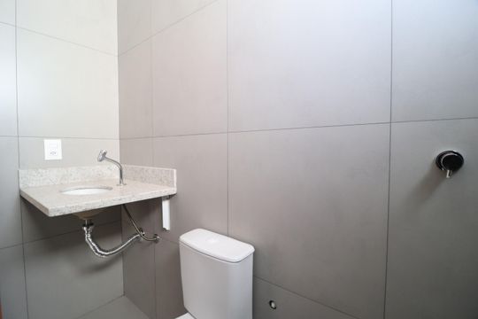 Banheiro do Quarto 1 de apartamento para alugar com 3 quartos, 92m² em Patrimônio, Uberlândia