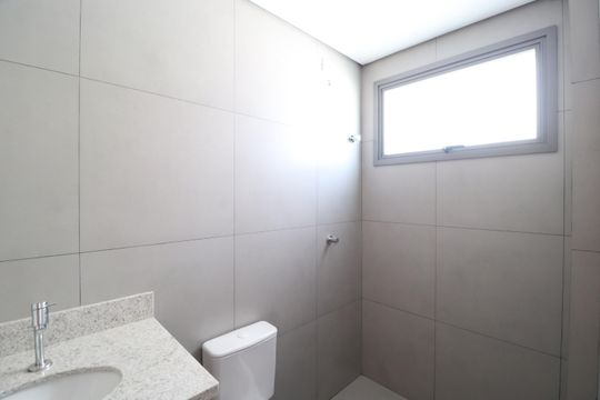 Banheiro do Quarto 1 de apartamento para alugar com 3 quartos, 92m² em Patrimônio, Uberlândia
