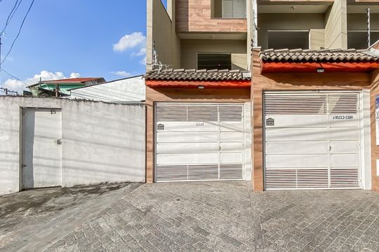 Fachada  de casa à venda com 2 quartos, 126m² em Vila Constanca, São Paulo