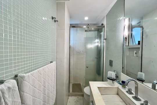 Banheiro da Suíte de apartamento à venda com 3 quartos, 190m² em Copacabana, Rio de Janeiro