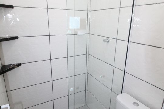 Banheiro de kitnet/studio para alugar com 1 quarto, 28m² em Jardim da Granja, São José dos Campos