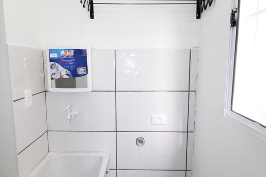 Banheiro de kitnet/studio para alugar com 1 quarto, 28m² em Jardim da Granja, São José dos Campos