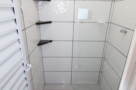 Banheiro de kitnet/studio para alugar com 1 quarto, 28m² em Jardim da Granja, São José dos Campos