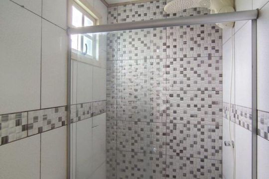 Banheiro de casa para alugar com 2 quartos, 47m² em Lomba do Pinheiro, Porto Alegre