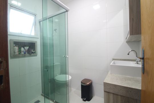 Banheiro comum de casa de condomínio à venda com 3 quartos, 70m² em Vila Campo Grande, São Paulo