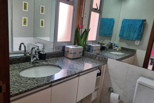 Banheiro de apartamento à venda com 2 quartos, 58m² em Jardim Carvalho, Porto Alegre