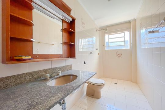 Banheiro 1 (Casa 2) de casa à venda com 5 quartos, 240m² em Remédios, Osasco