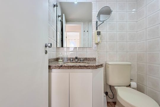 Banheiro  de apartamento à venda com 2 quartos, 44m² em Cidade Monções, São Paulo